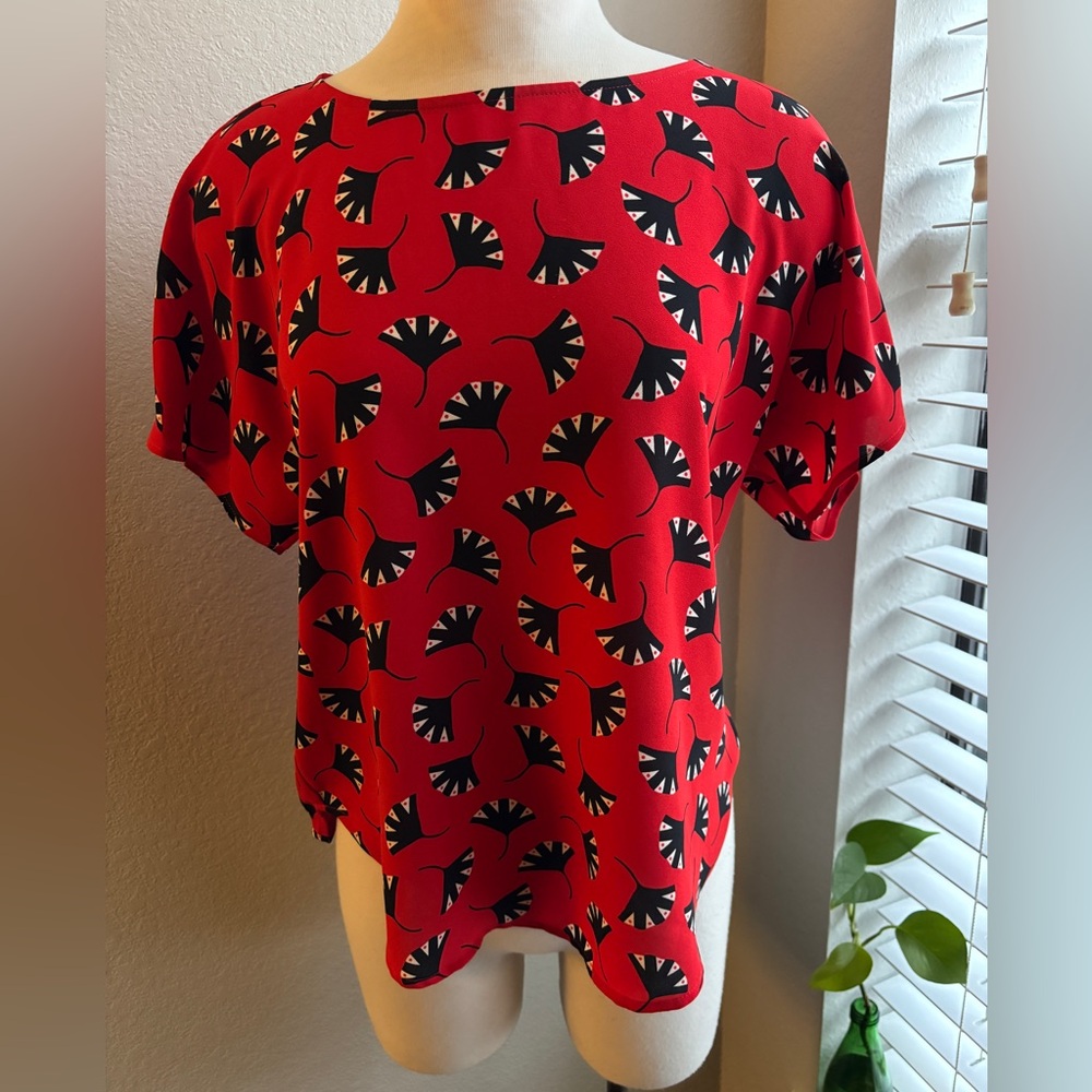 Anne Klein shortsleeved red all over print blouse size S